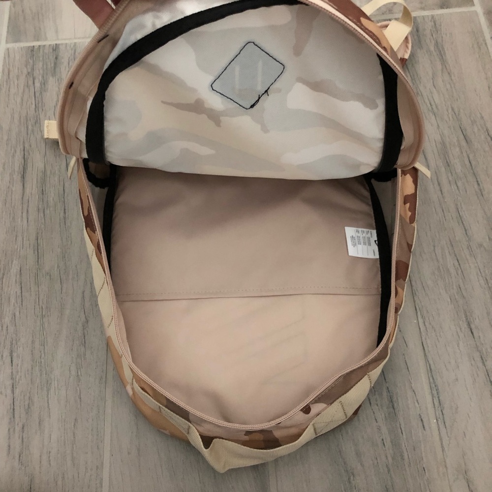 Nike SB Icon AOP D Camo Backpack Desert Camo - Picture 7 of 8
